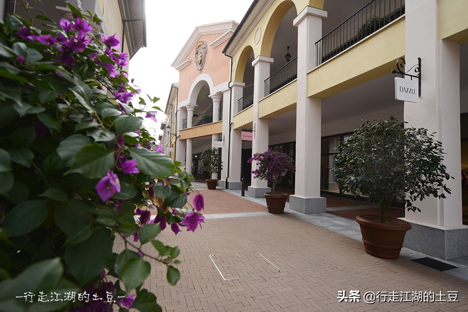 上海佛罗伦萨小镇,奥特莱斯世界名品购物中心,中国奢侈品领导者