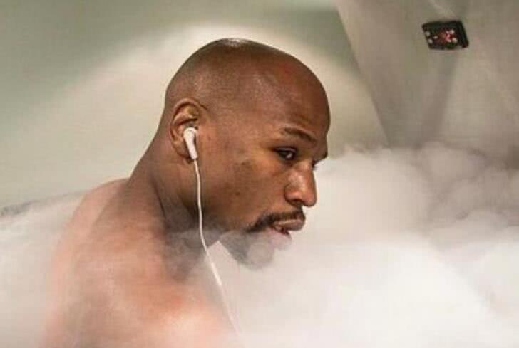 为什么运动员比赛结束后进冷冻箱,为什么运动员在比赛后要钻进冻箱