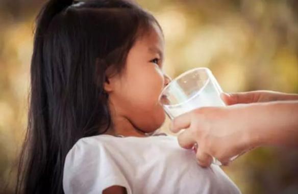 宝宝把502胶水弄到身上怎么办,宝宝把502胶水弄到嘴里怎么办