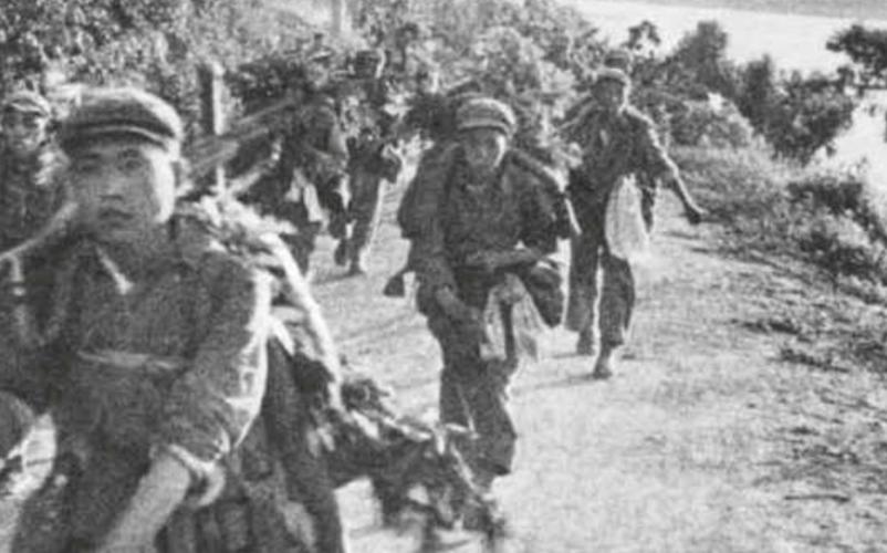 山东一老汉持有双枪七十多年,96岁山东老汉持双枪