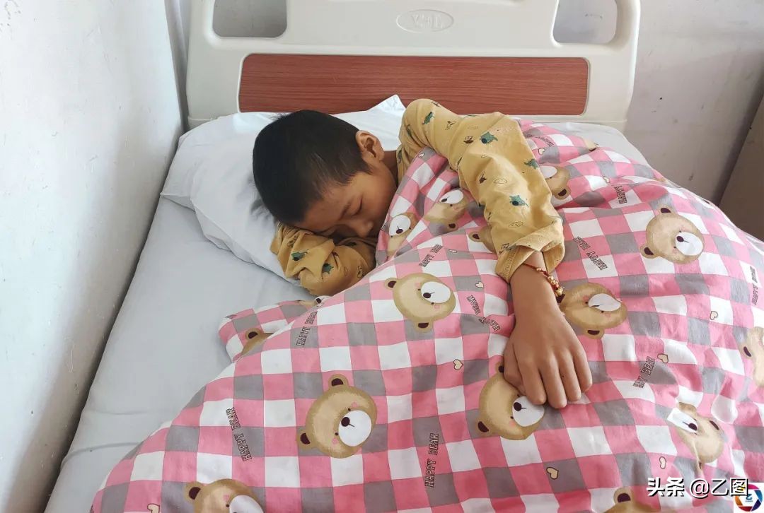 孩子四年经历三次手术,男孩4次开腹手术