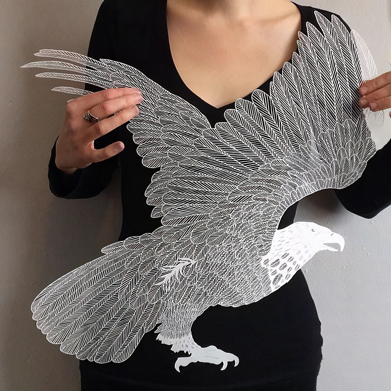 她用一把手术刀在2毛钱废报纸上雕出精美图腾,一幅卖60万