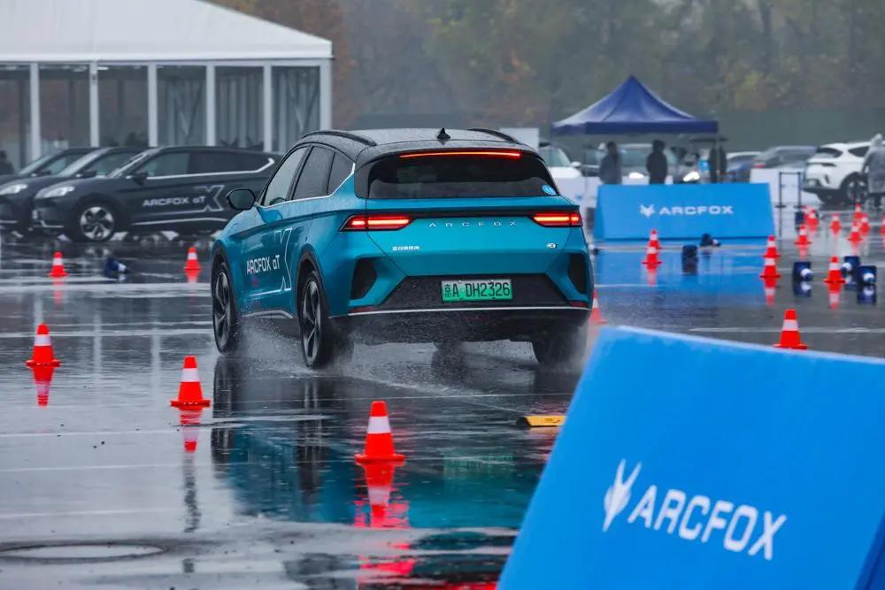 豪华智能与品质都有了试驾ARCFOX极狐αT