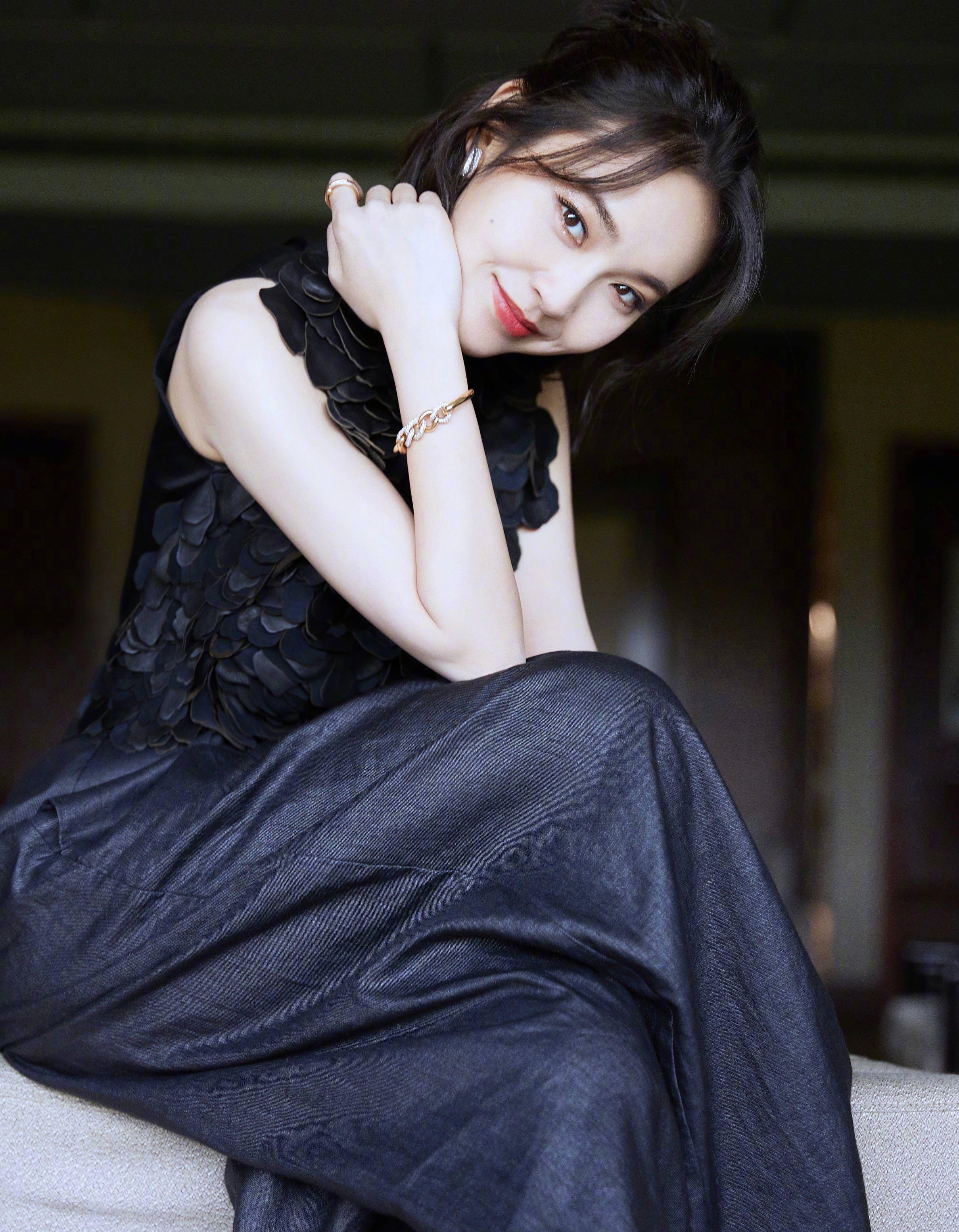 张佳宁穿吊带连裙,张佳宁穿黑色长裙图