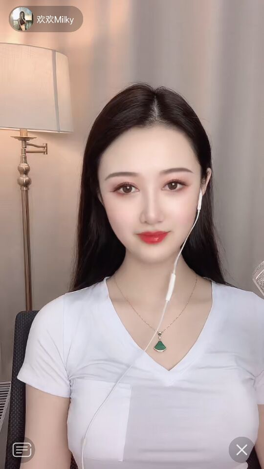 嵌上金饰、金丝的玻璃,让屋内充满金色阳光