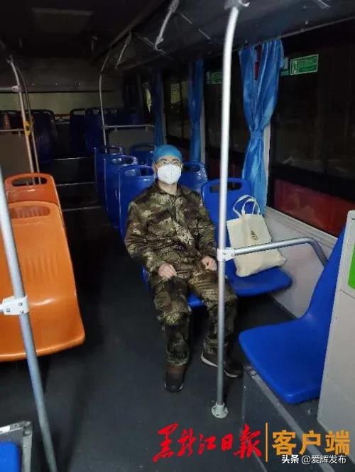 抗疫的90后优秀青年代表,抗疫一线的90后00后扛起时代责任