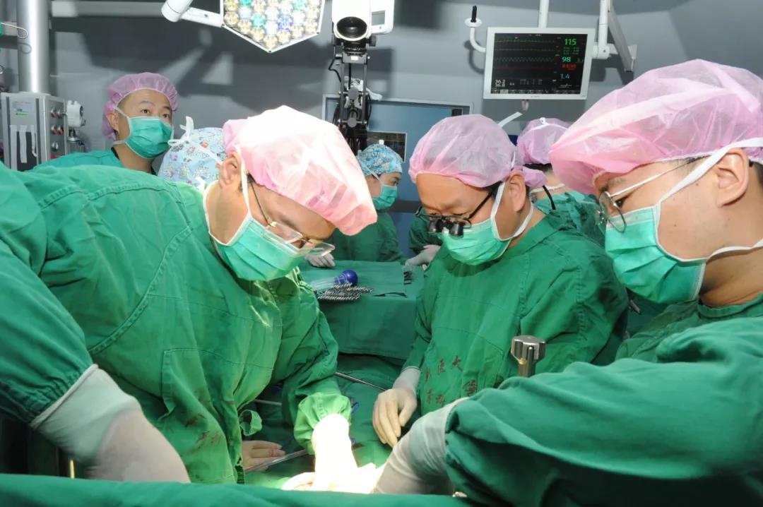 父亲捐肝救女,新医大一附院多学科联合开展活体肝移植术