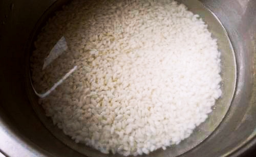 孩子们都喜欢吃粽子,外面的不卫生,就学做煮了一锅,还相当不错