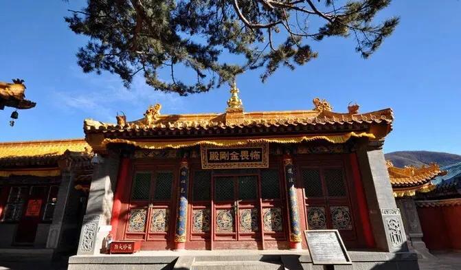 五台山菩萨顶供奉的是什么菩萨,五台山菩萨顶康熙御笔