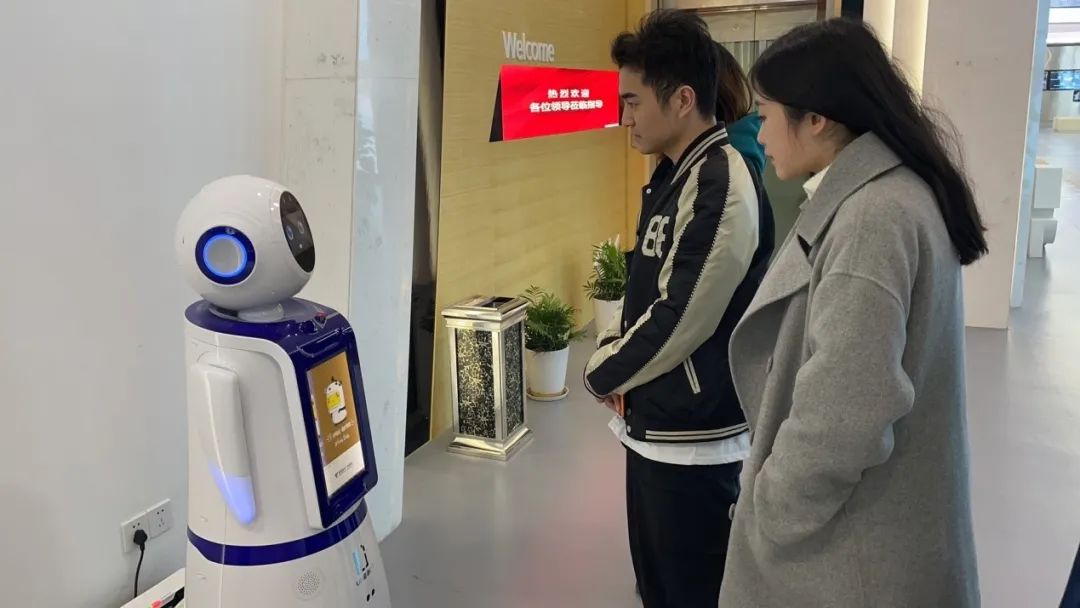 来了,电信“机器人天团”!网友:“成精了!”