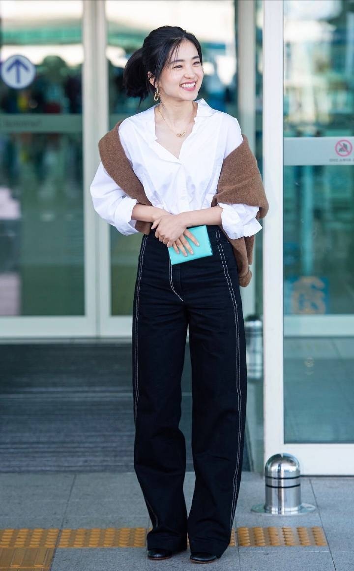 金泰梨白衬衣怎么搭配 (金泰梨白衬衫怎么搭配)