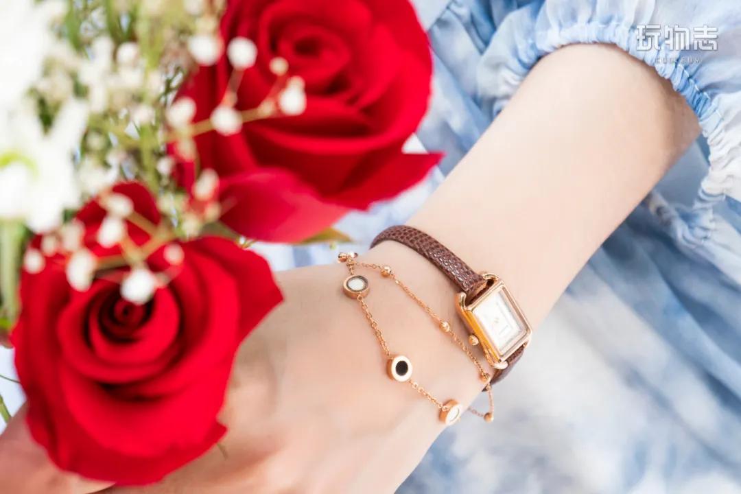 送这被夸有品位！三吉彩花同款腕表，女友戴了爱不释手