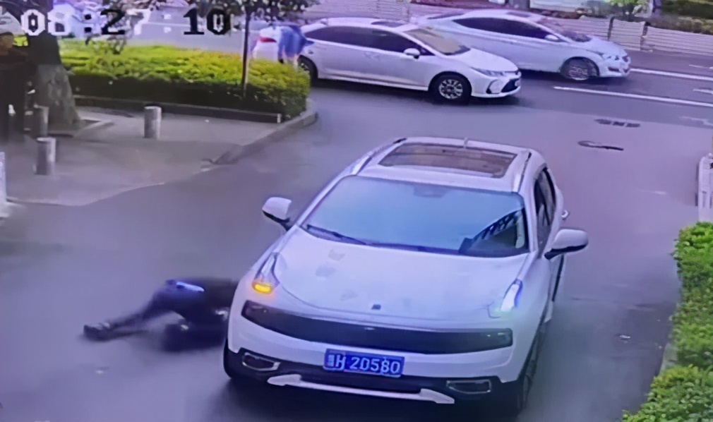 惊险男孩奔跑过马路险酿成事故,毕节男孩过马路突然奔跑被撞