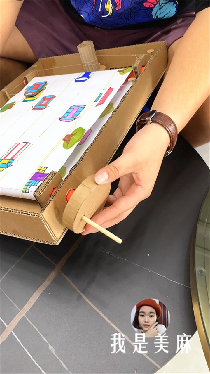 爸爸用卡车装玩具,爸爸给儿子做赛车玩具