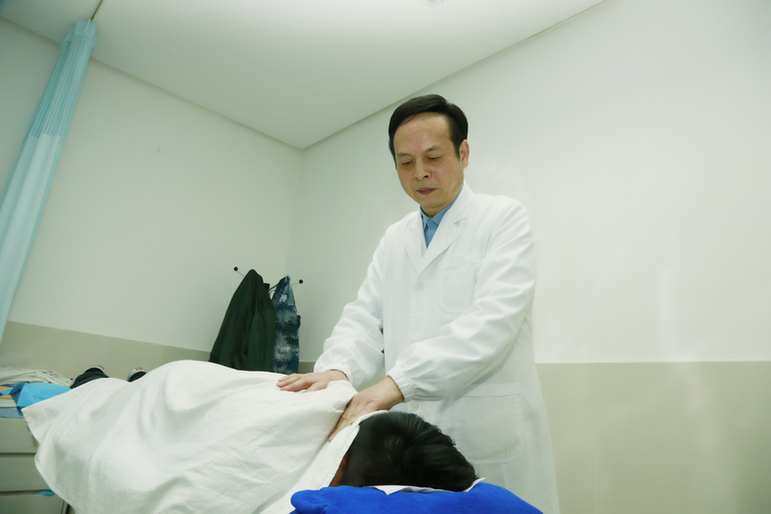 “坐部队的堂，把官兵的脉”军中妙手良医果然名不虚传