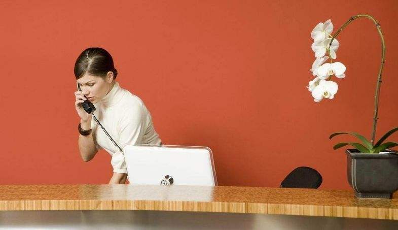 酒店前台工资太低还要熬夜,女人在酒店前台工作好吗