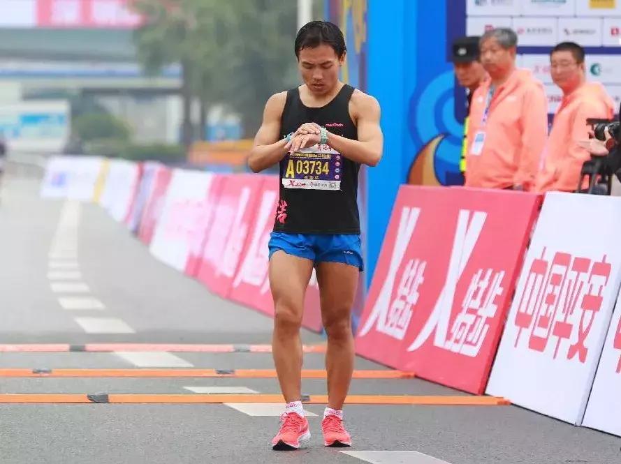 他是中国最能跑的小编，全马PB2小时36分