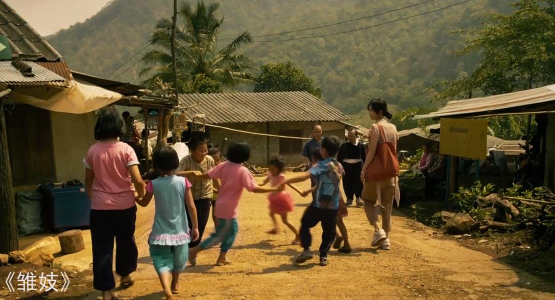 *妓雏**：十四岁少女被养父欺负，亲生母亲站在门前却坐视不管！