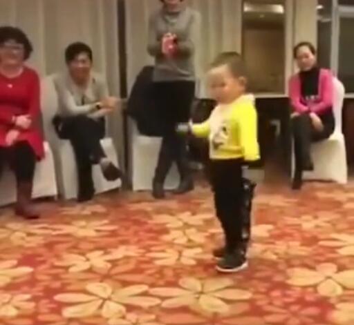 奶奶vs妈妈带娃的差距,奶奶带娃还是姥姥好