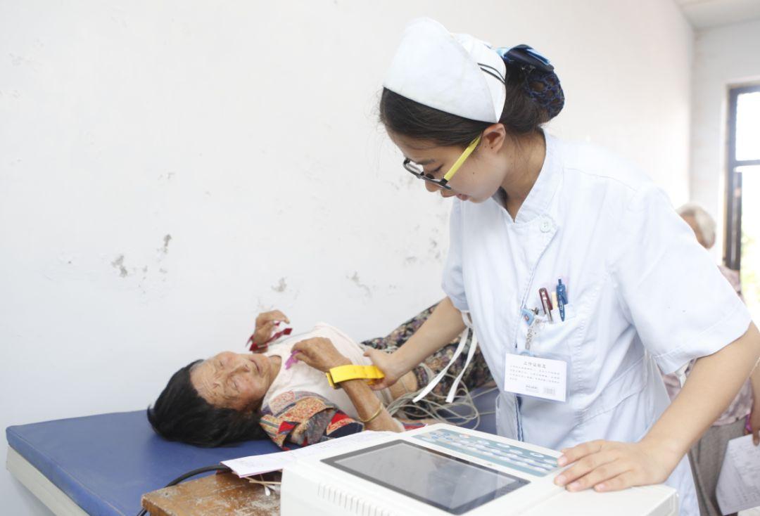 原发性阿米巴脑膜脑炎患者很难治愈，死亡率高，早发现早治疗