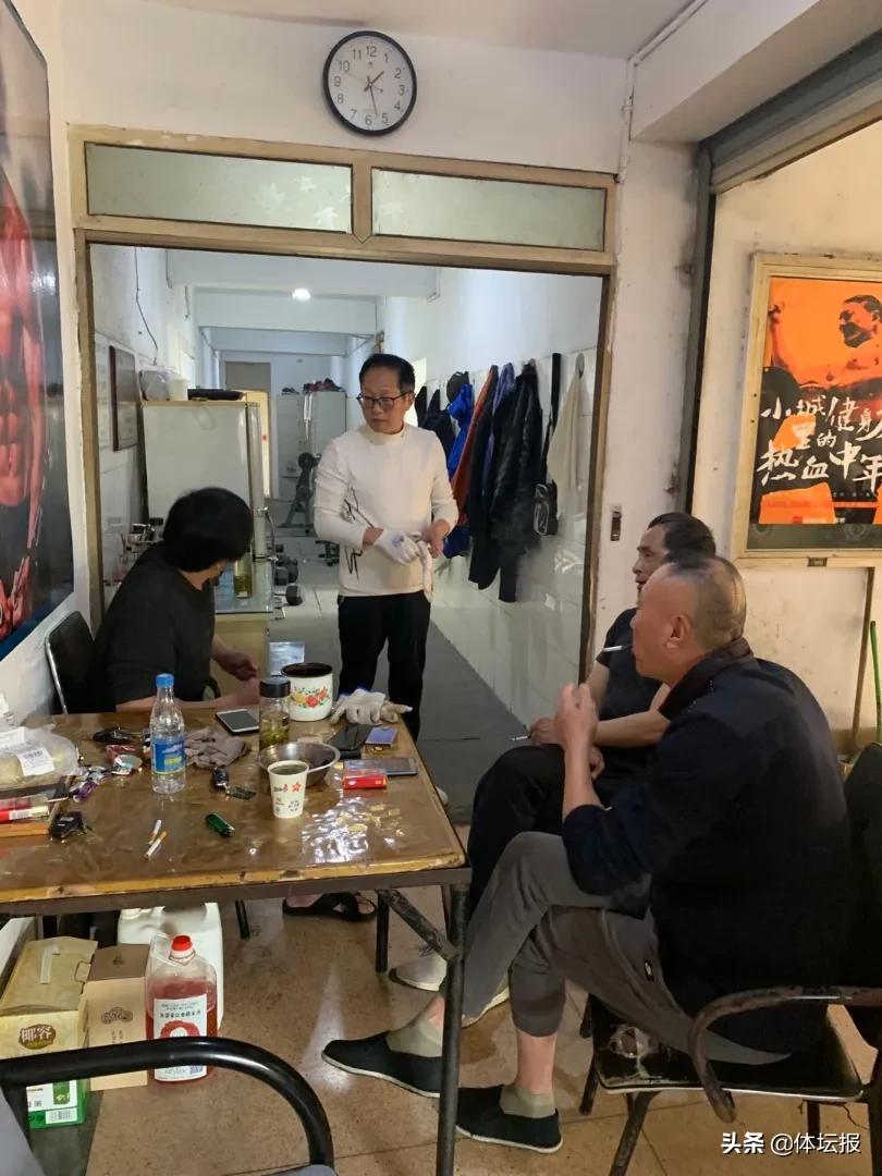 没有跑步机照样跑步锻炼身体,没有跑步机室内锻炼