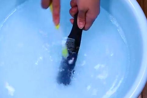 用什么方法洗梳子更干净,洗梳子放什么东西才能洗干净