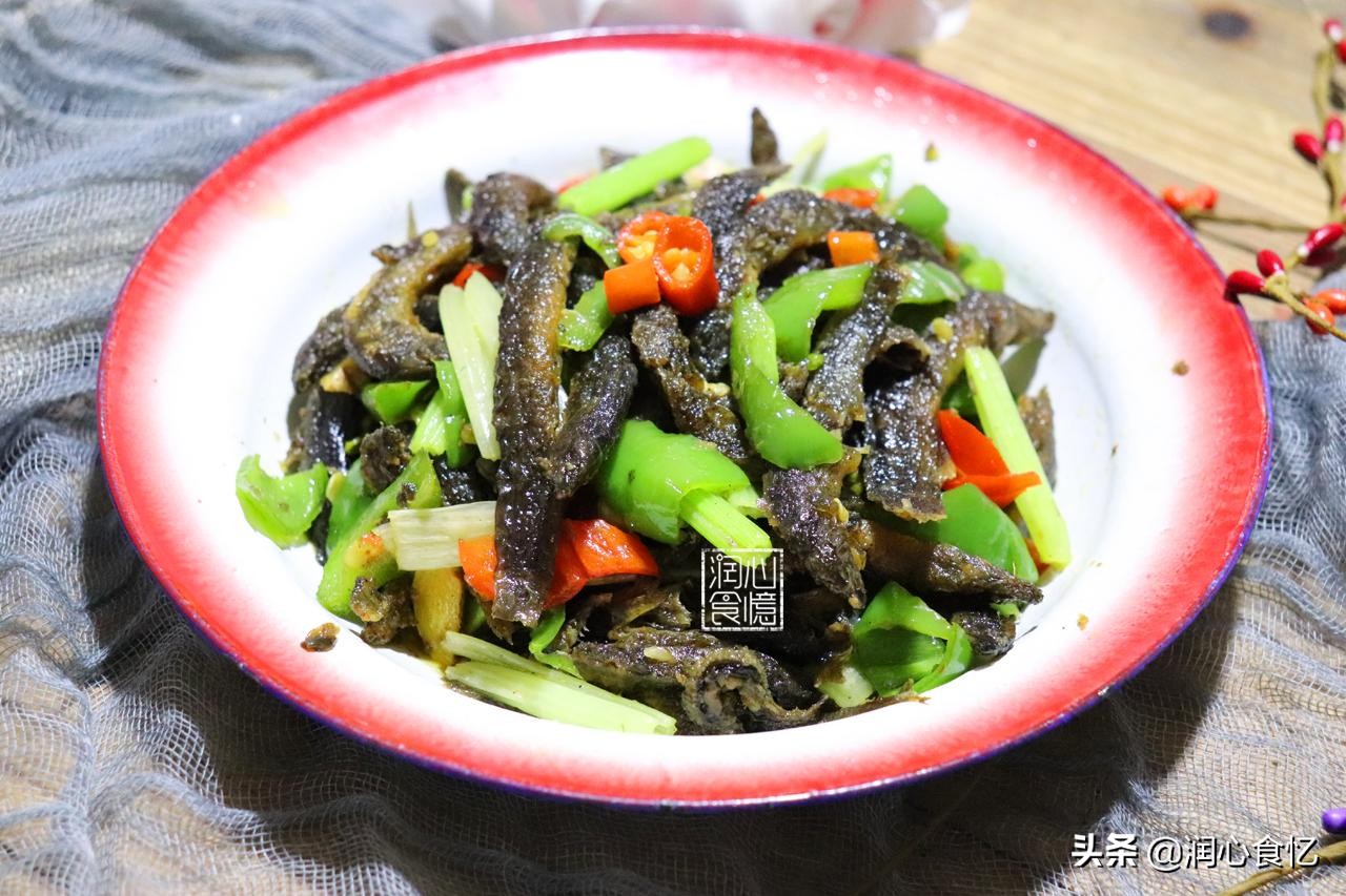 活跃于稀泥田里,乡下小孩都抓过!吃了健脾益肾,很多人不敢吃