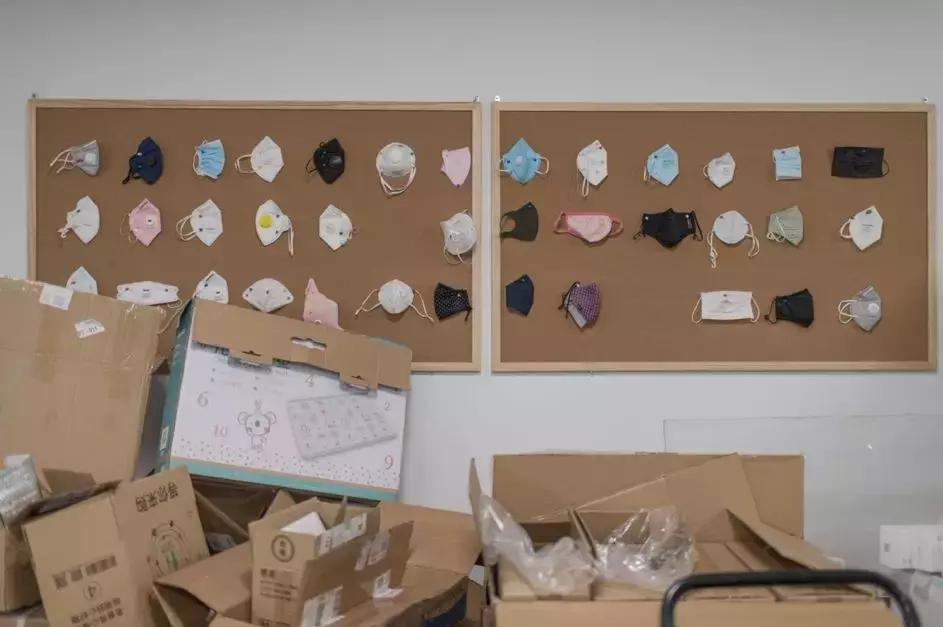 他是“毒包书皮”引爆者，在公益和商业间将企业营收干到近亿