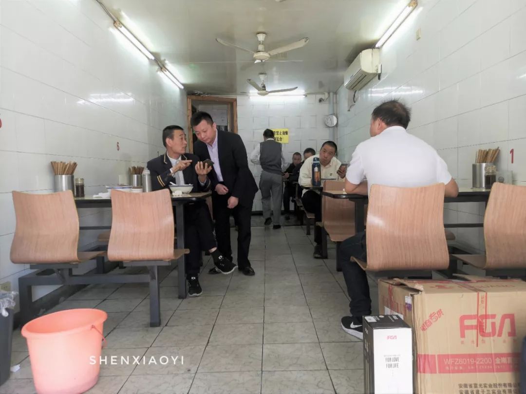 一上午走了1万步，探访5家人气爆棚的小店，不但吃撑还差点被人打