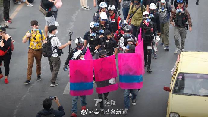 泰国皇家卫队也成为*会集**者的*威示**目标了