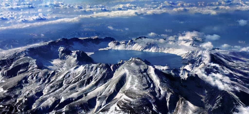 长白山天池是如何蓄水的,长白山天池的海拔是不是3600米