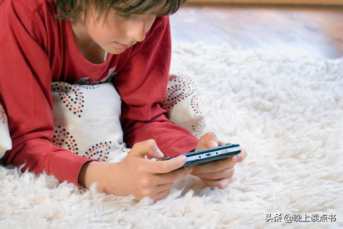 当你沉迷于手机,当你沉迷于玩手机时