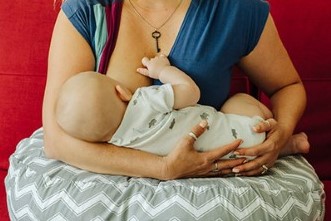 母乳喂娃不伤腰的姿势,母乳喂婴儿正确姿势图