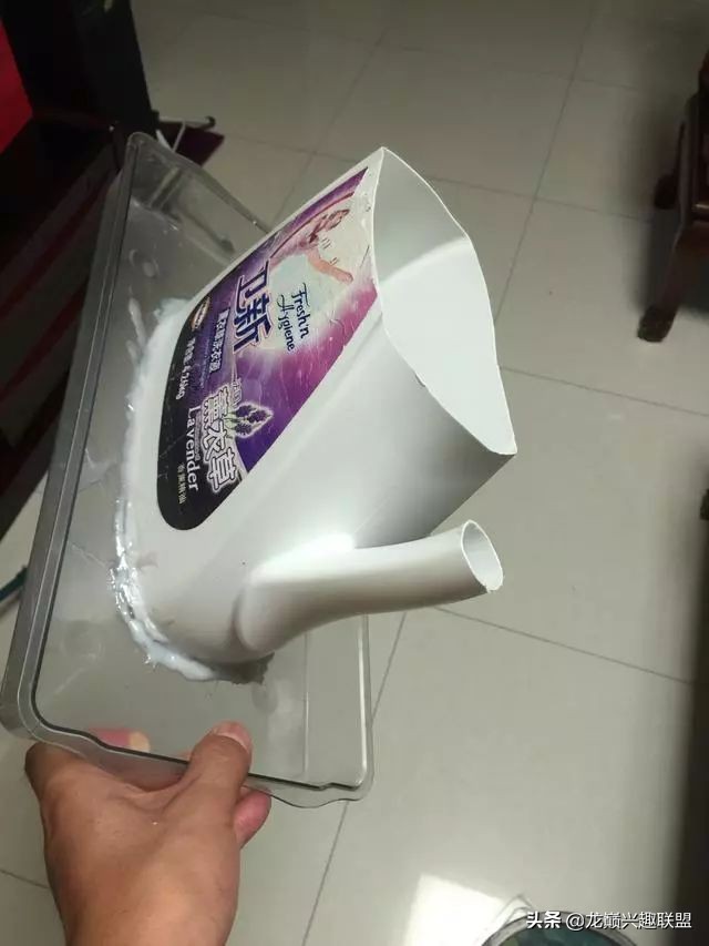 垃圾桶旁边的四方鱼缸,捡回去养了一缸金鱼,别说还挺不错