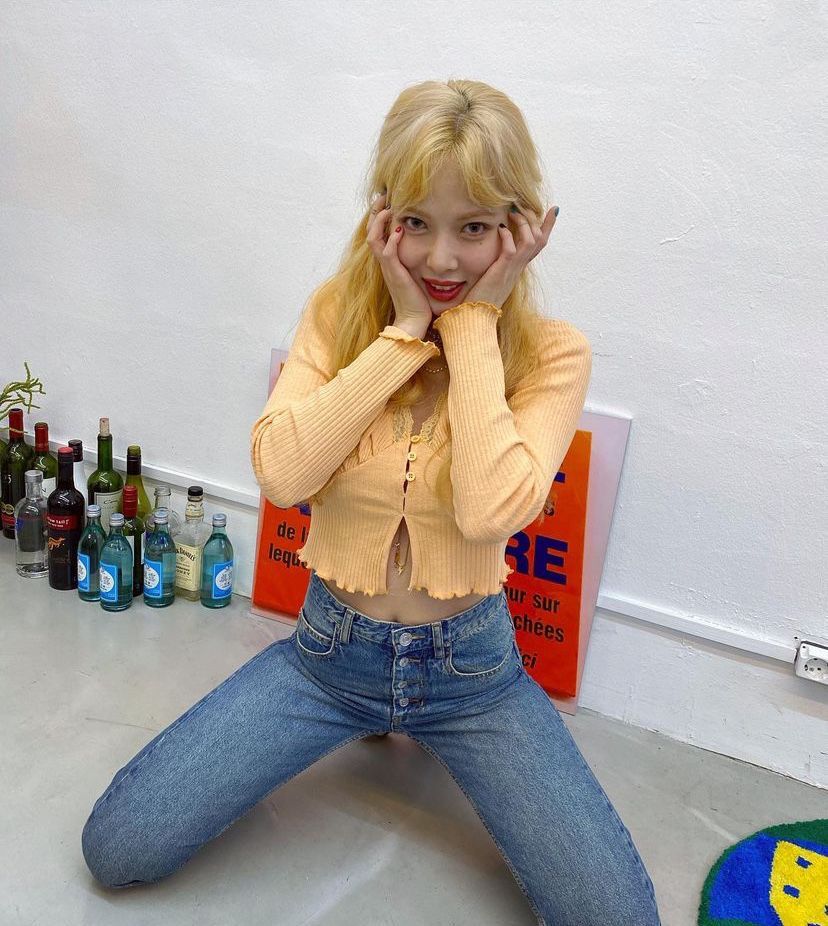 泫雅照相姿势,跟着泫雅学拍照姿势少女感十足