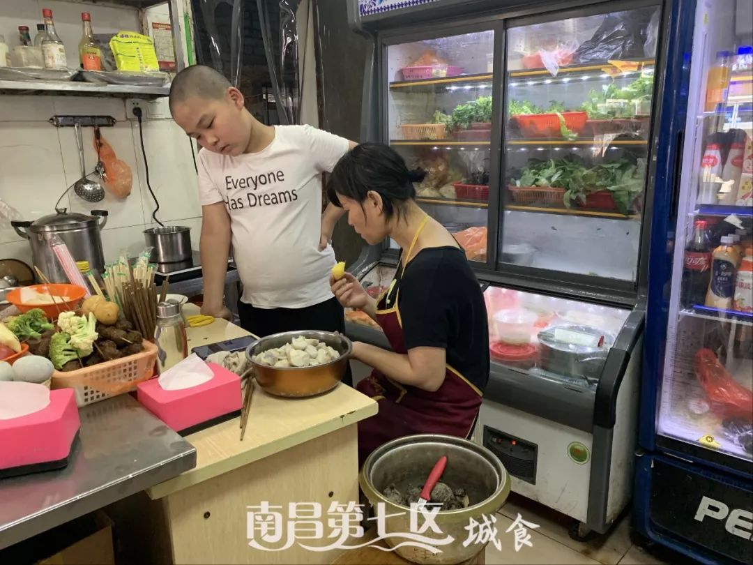 在民德路开了16年的水煮店，花甲肉腰子鸡脚都是心头好|城食19