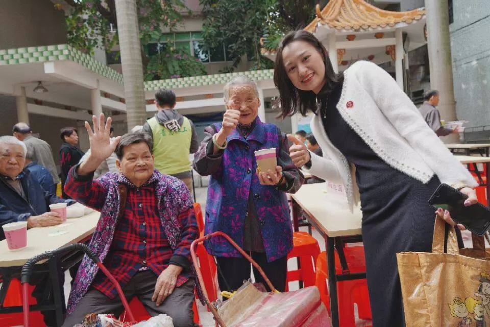 冬日里的温暖传递,冬日的温暖和幸福在彼此间传递