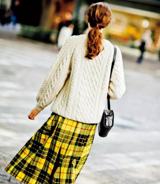 秋天穿裙子好看还是裤子好看,半身迷笛裙穿搭