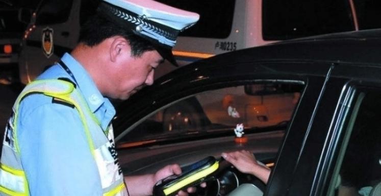 喝完酒在车里睡觉算酒驾吗,喝完酒坐驾驶室不打火算酒驾吗