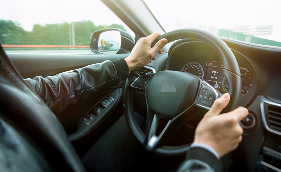 年检油门踩到底爆缸,猛踩一脚油门后发动机轰鸣