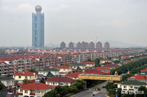 “天下第一村”卖股为生！负债389亿，还能家家住别墅​吗？