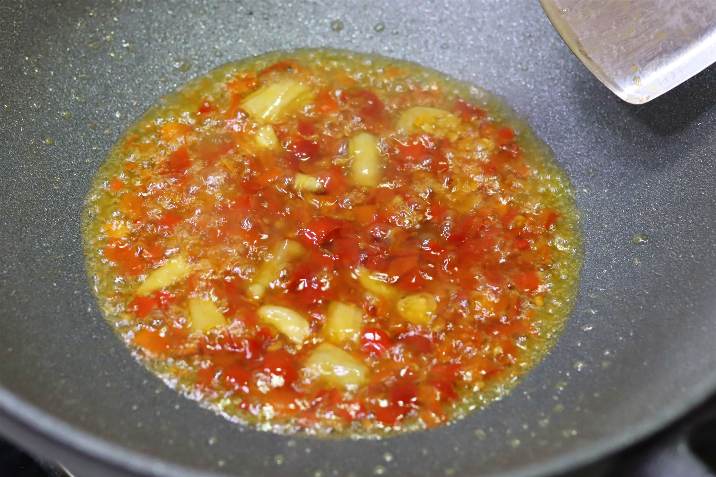 仔姜泡椒炒鸡胗,鸡胗跟什么炒都好吃