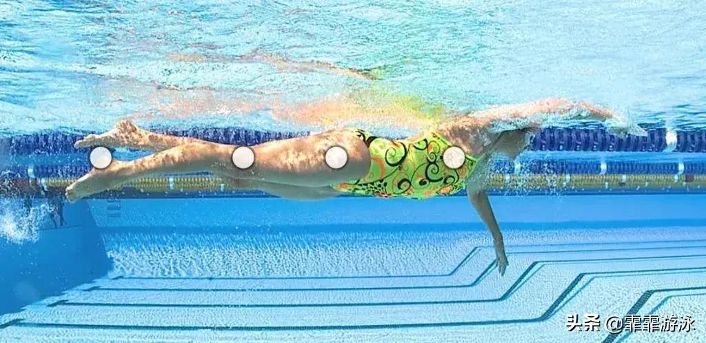 为什么自由泳游着会倾斜,为什么自由泳厉害的腿很轻盈