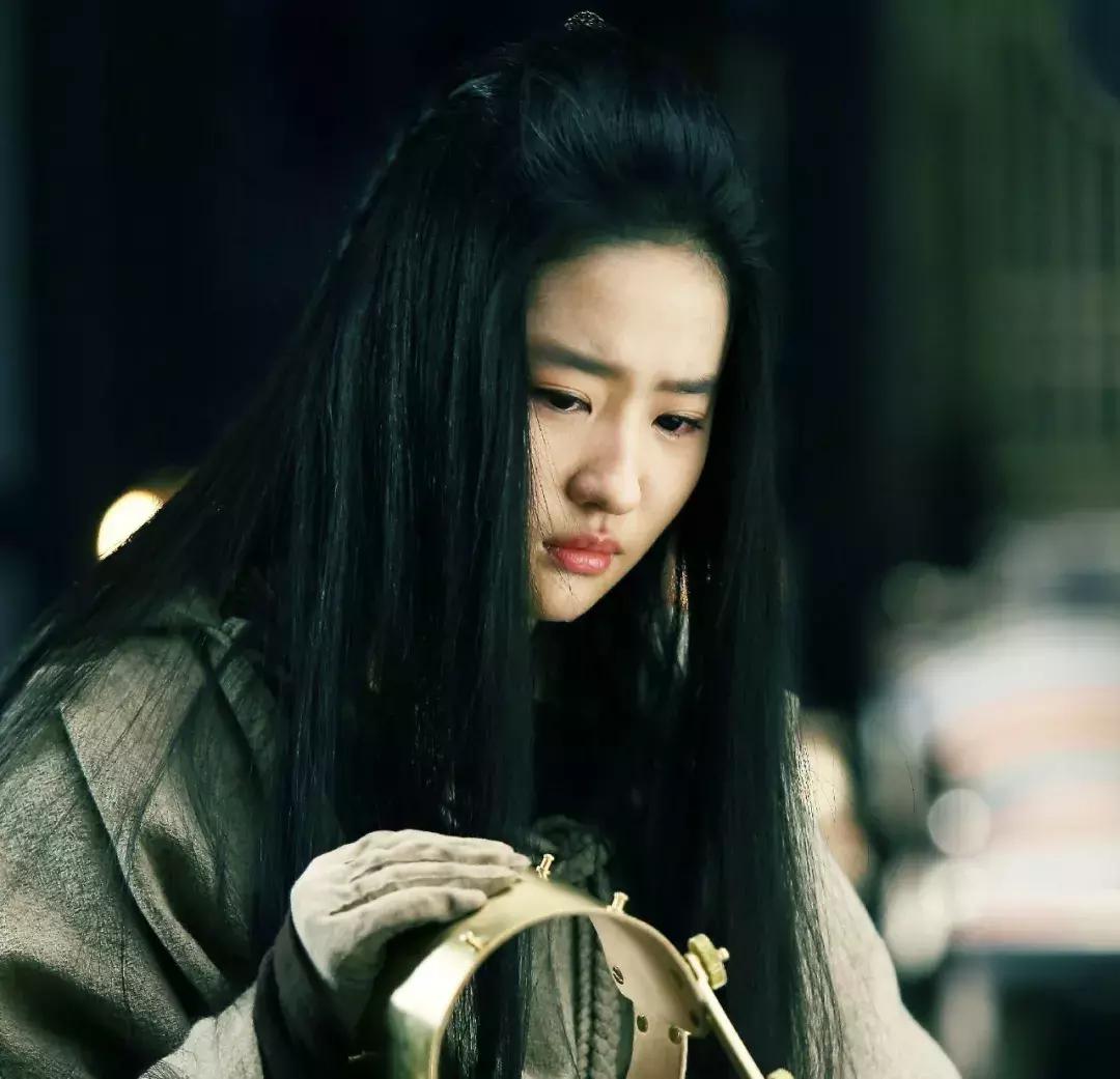 刘亦菲晒出游美照超迷人,32岁刘亦菲久违晒出最新美照