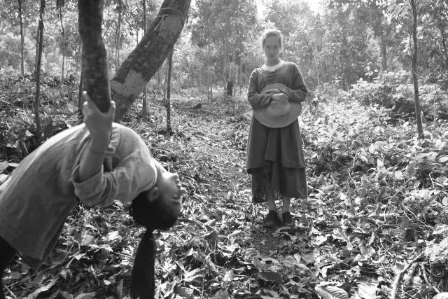 29岁不当记者，追随德国老公守护雨林，两女儿宛如天使，可不上学