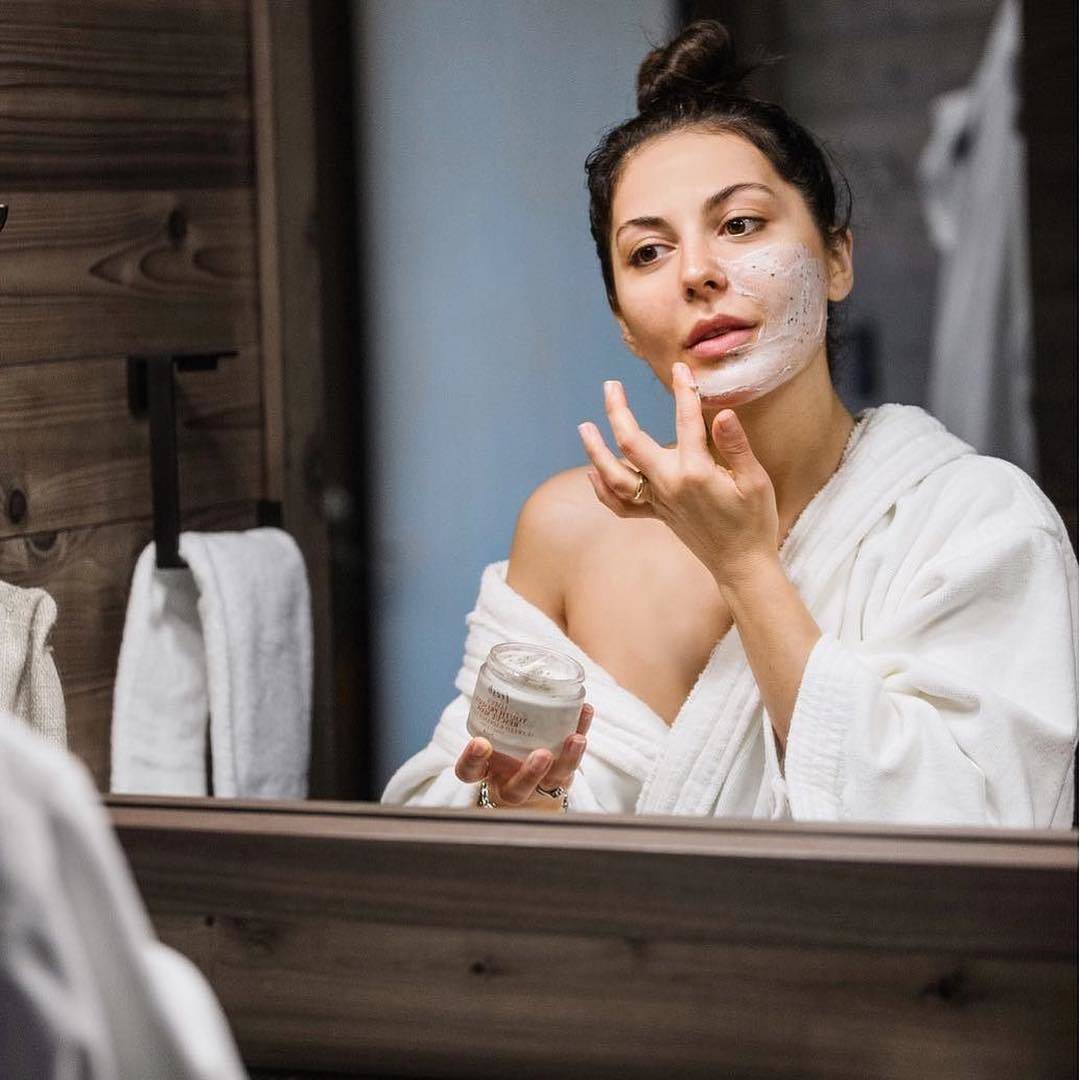 脸上有个光滑不痛不痒的小疙瘩,脸上皮肤粗糙长疙瘩是怎么回事