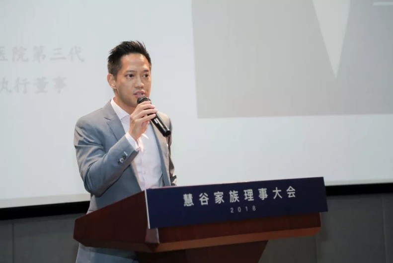 伍智恒嫁入豪门的悲惨人生,放弃牛津大学嫁豪门的伍智恒