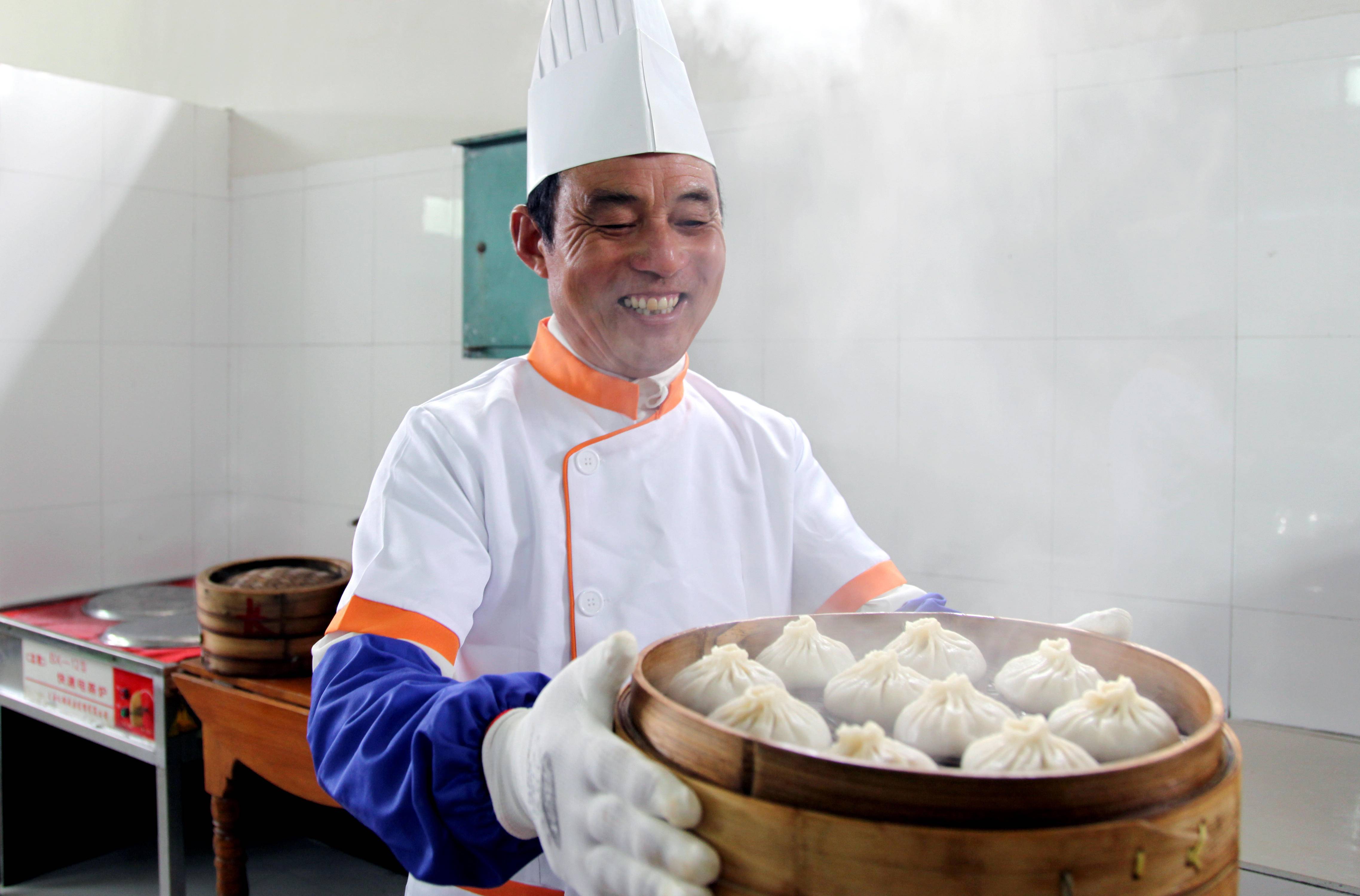 南京百年老字号小笼包,南京百年龙袍蟹黄汤包