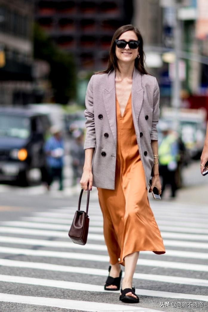 春夏流行这4件西装裙子优雅高级,短西装裙子春天这样穿美爆了