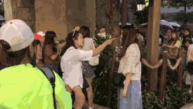 多名女童遭13岁男孩猥亵，上热搜的却又是#女孩该如何自救#